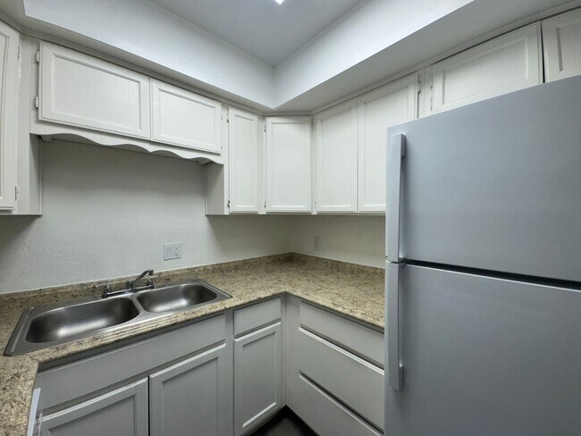 Building Photo - 2 Bedroom in the El Tovar Condominiums Nea...