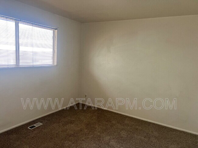 Building Photo - 270 Country Club Dr