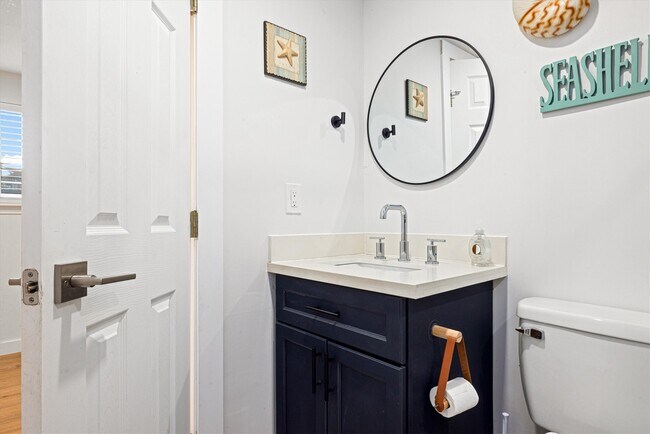 Building Photo - 370 Ling St