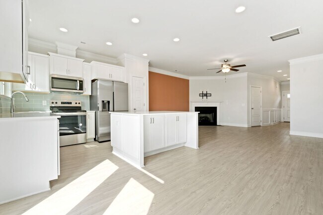Building Photo - Available NOW! 2BR/2.5BA Townhouse in Mebane