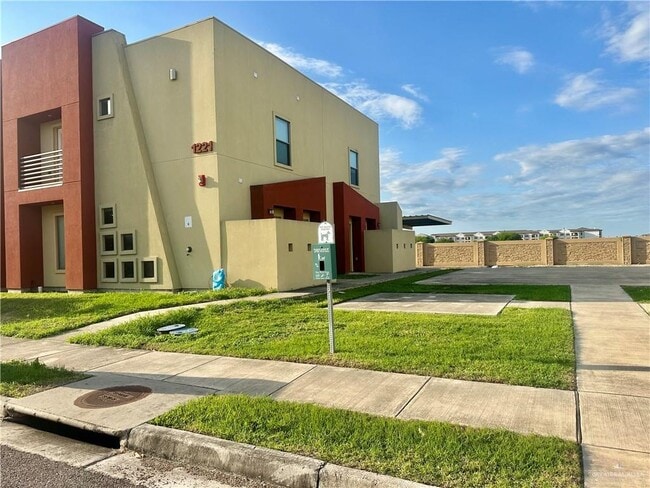 Building Photo - 14 W Daffodil Ave