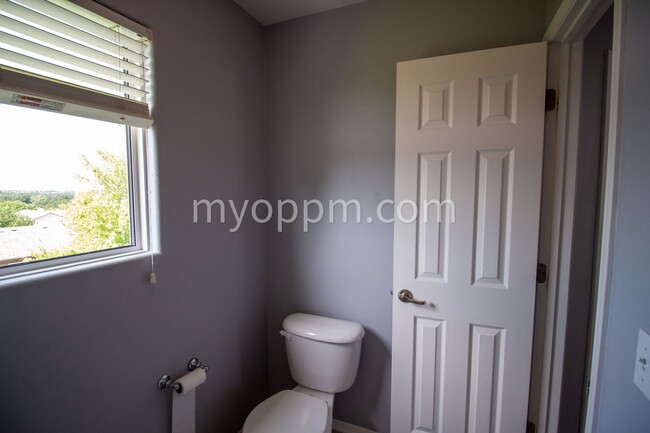 Building Photo - $1,022.50 Off Deposit! Spacious 2 Story ho...