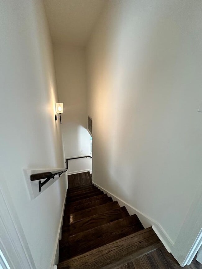 Building Photo - 3 Bed 3.5 Bath in Desirable Meadow Crest Neighborhood!