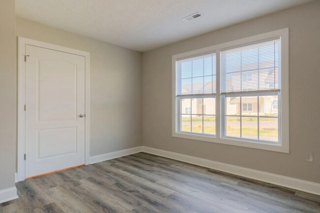 Building Photo - 3 Bed, 3 1/2 Bath, Close to I81 and US460