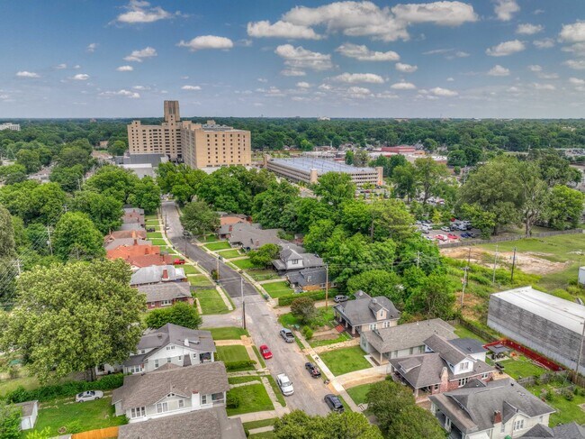 Building Photo - Newer construction home within walking dis...
