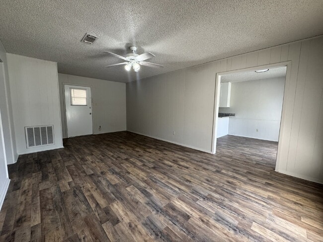 Building Photo - Two bedroom 1 bath with great space on qui...