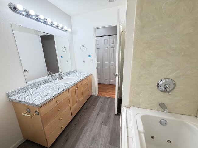 Building Photo - Convenient 2 Bedroom Condo in Bennett Valley