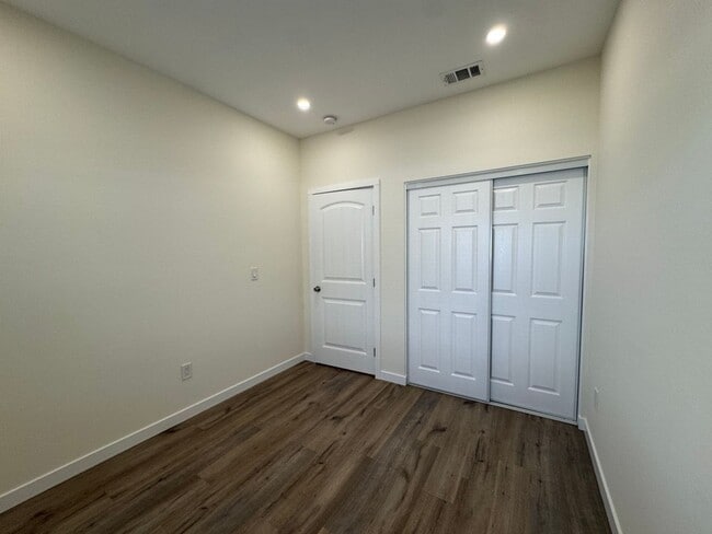 Building Photo - 3 Bedroom 1 bath Unit -