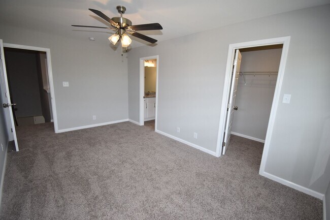 Building Photo - The Stowe Court Dog Friendly Condo for rent!