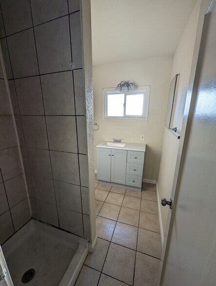 Bathroom - 11200 CA-99