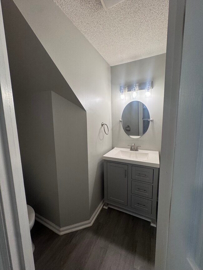 Building Photo - 4218 Queen Victoria Pl