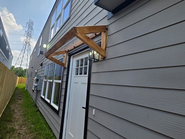 Building Photo - ? Stunning Duplex with Garage & Modern Finishes ?