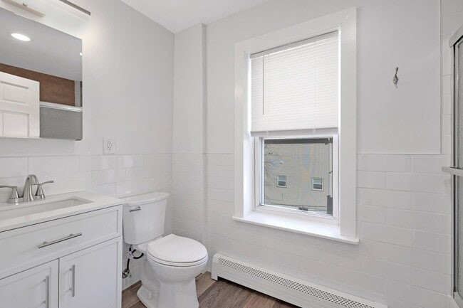 Building Photo - 561 Broad St