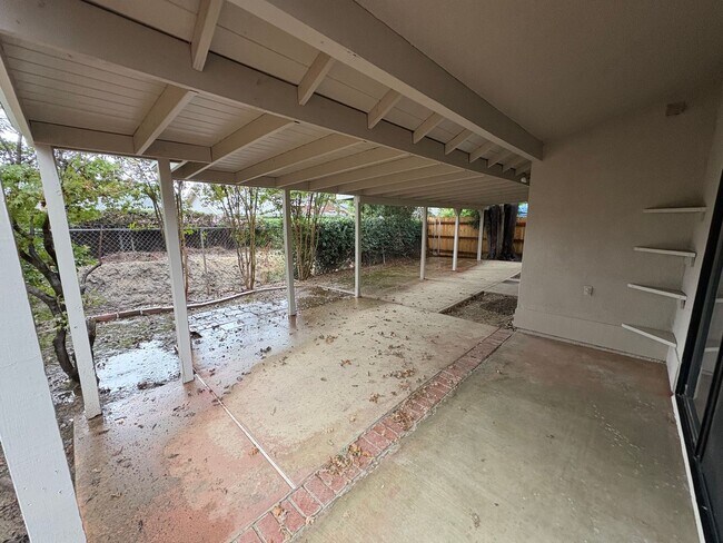 Building Photo - SW Visalia Home Available Now!