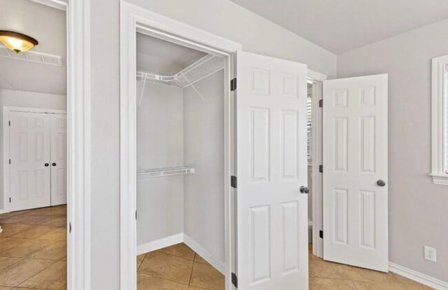Building Photo - Beautiful 3 Bed and 2 Bathroom home.
