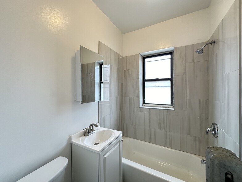 Building Photo - 1319 W Estes Ave
