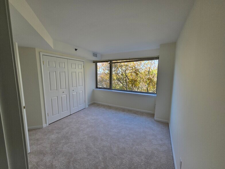 Bedroom 2 - 5450 Whitley Park Ter