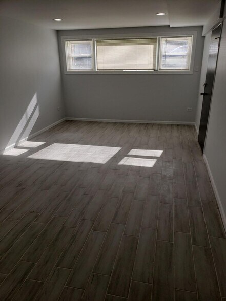 Building Photo - 5940 S Kilbourn Ave
