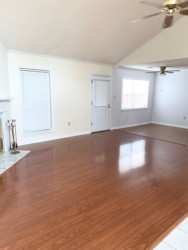 Building Photo - 3 bed 2 bath
