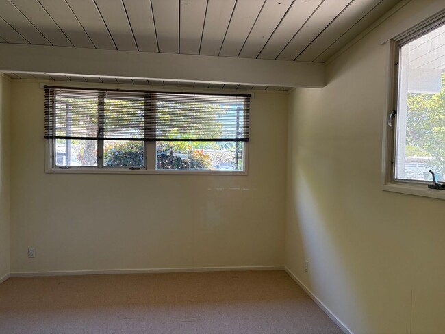Building Photo - Lovingly Maintained 3 Bed, 2 Bath Home in the Circles