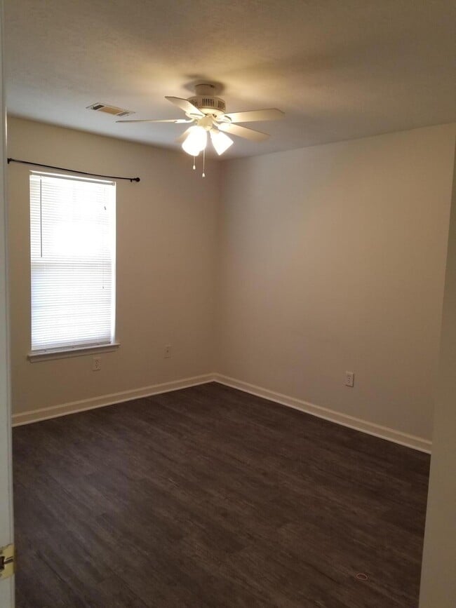 Building Photo - 2012 Sylvan Lake Dr