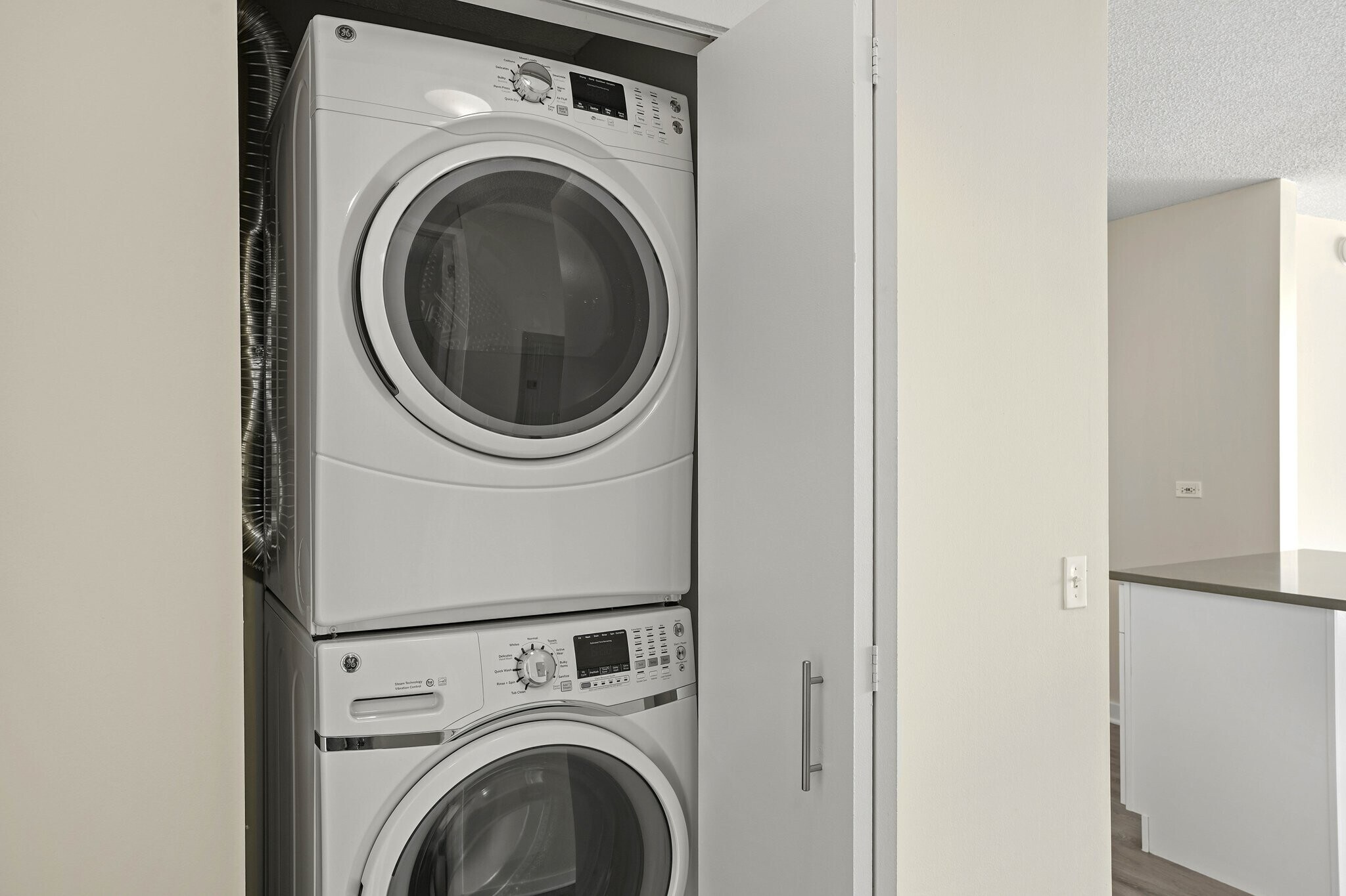 Building Photo - 598 N State St