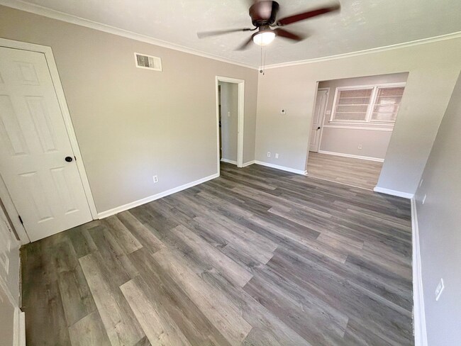Building Photo - 2017 Lauretta Ave