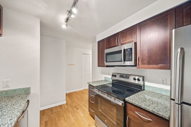 Building Photo - Location, Location!! 2-bedroom Condo in Ma...
