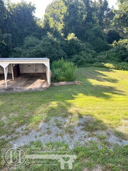Rear Yard - Carport/Parking - 567 Parkview Dr