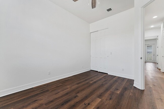 Building Photo - 1130 Sweet Hill Dr