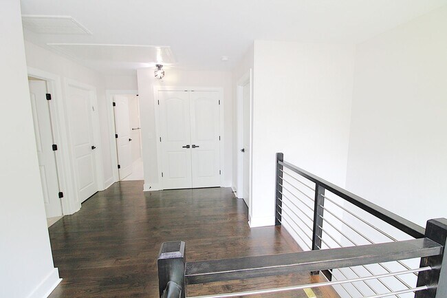 Building Photo - Modern 3-Bedroom Home with Fenced Yard & U...