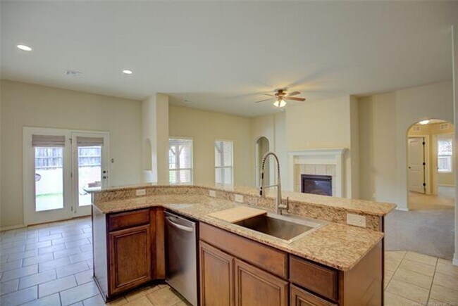 Building Photo - Spacious 4 Bed | 2 Bath | Large backyard | Bixby