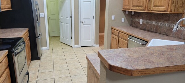Building Photo - LARGE 4 BEDROOM HOME IN NORTHEAST CLOVIS