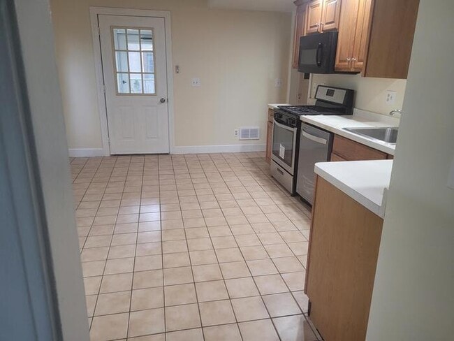 Building Photo - Perfect For Student Housing! 4 Bedroom House For Rent Near St. John Fisher and Nazareth
