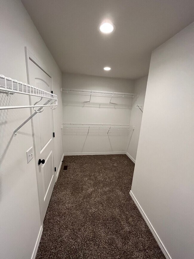Building Photo - Nearly new 3 bed, 3 bath with Springfield ...