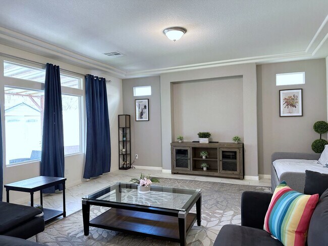 Building Photo - 4Bdrm/2.5bath Single Family Home - Fully Furnished
