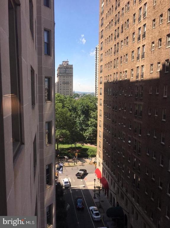 Building Photo - 135 S 19th St