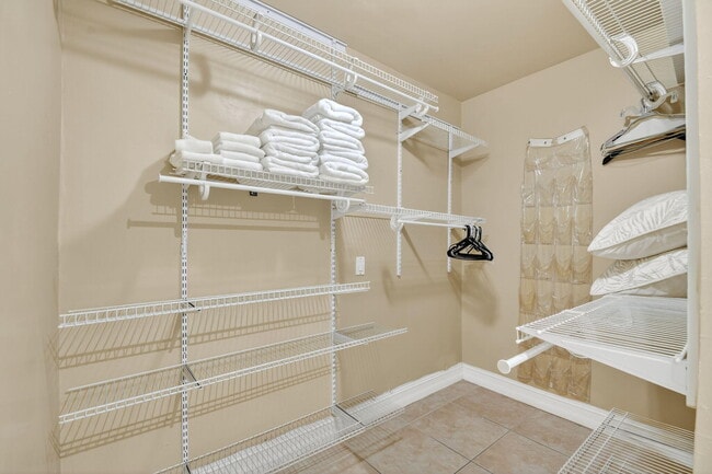Building Photo - 1035 Soelca Dr