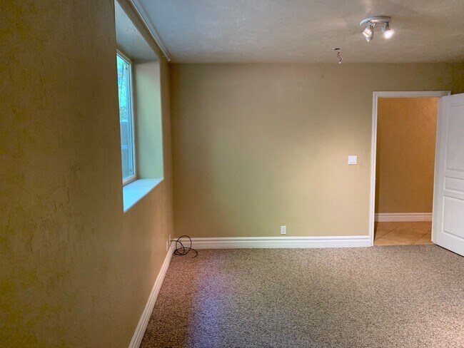 Building Photo - 5 bedroom 3 bathroom gorgeous house with v...