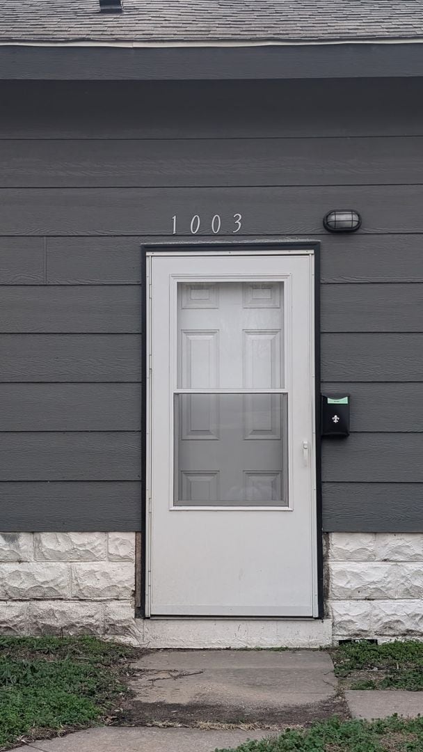 Building Photo - Spacious 3 Bedroom, 2-Bathroom Duplex - Pet Friendly - Section 8 Welcome!