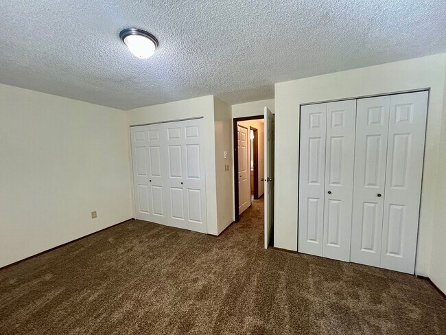 Building Photo - Updated Duplex (Unit A) - Water included!