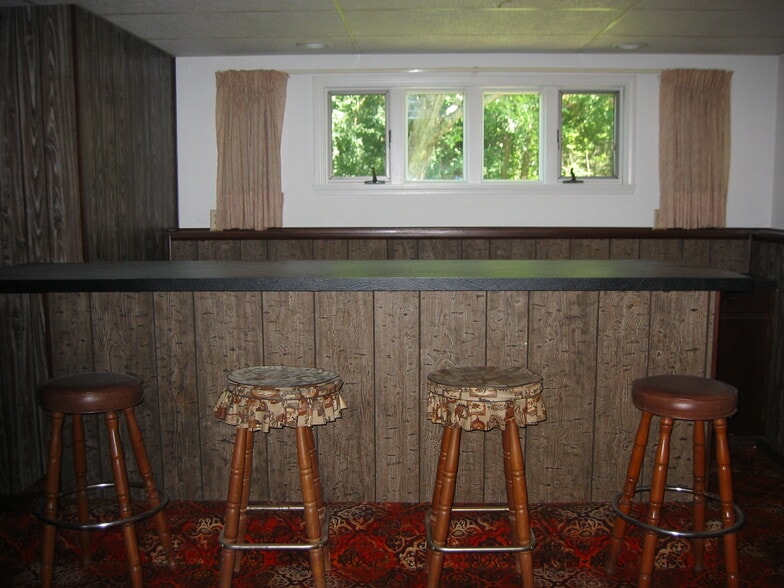 Wet counter in family room - 8258 Larkspur Dr