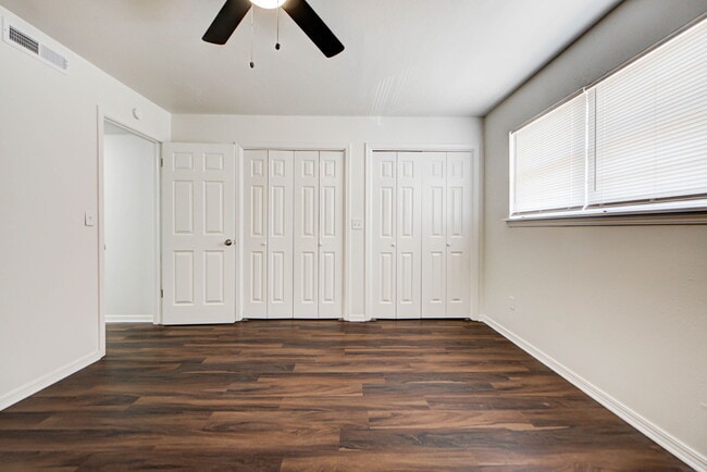 Building Photo - 2112 Melrose Dr