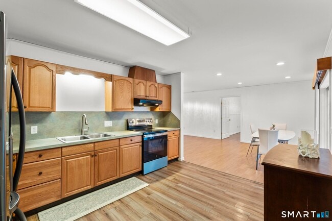 Building Photo - 125 Birchwood Dr