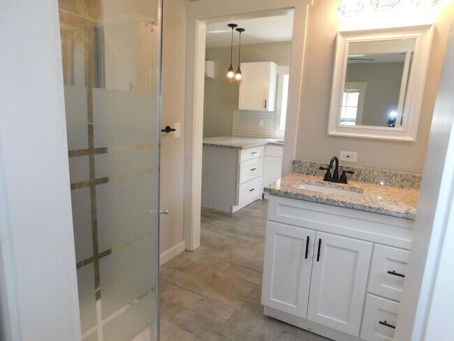 Building Photo - Newly Renovated 2 bed 1 bath cottage