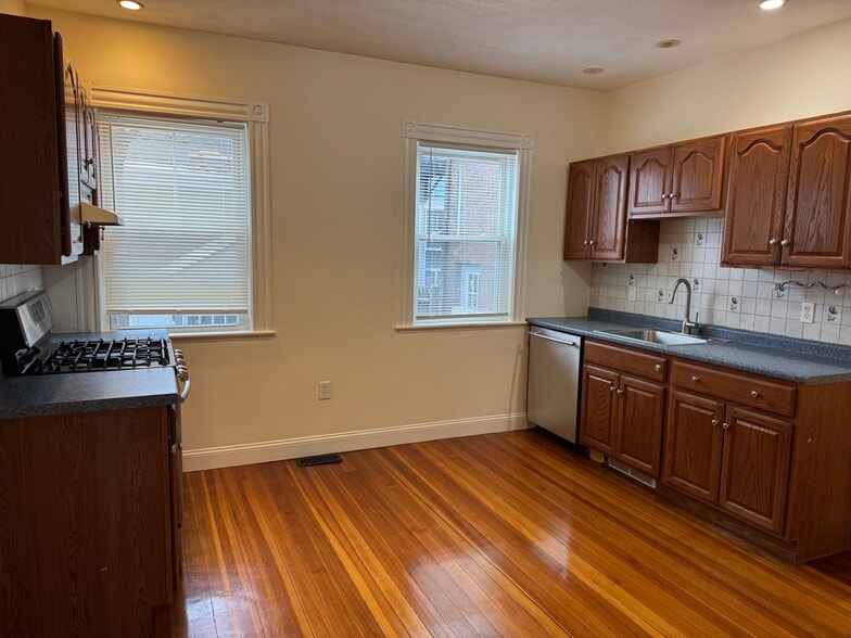 Building Photo - 163 Belmont St