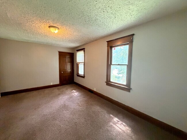 Building Photo - 1227 4th St