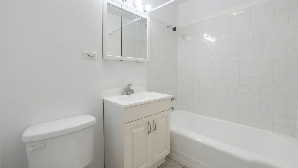 Building Photo - 6535 N Mozart St