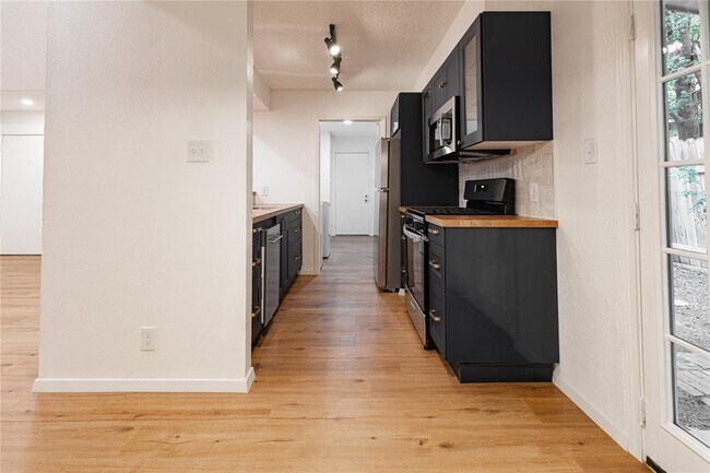 Building Photo - 100 Nicole Cove