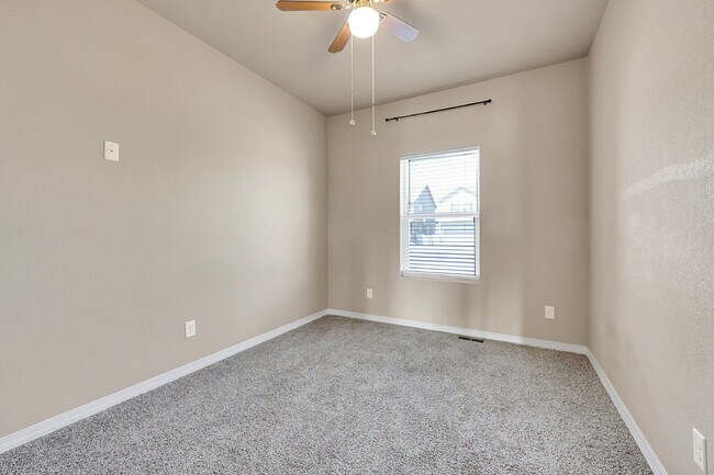 Building Photo - $2,940.95, $300.00 off the first month's rent, 6 Bedrooms, 3 Bathrooms, Single Family Home in Col...